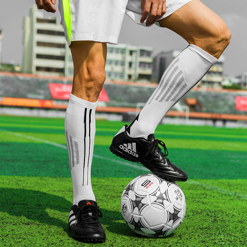 Légáteresztő, gyorsan száradó futballzokni