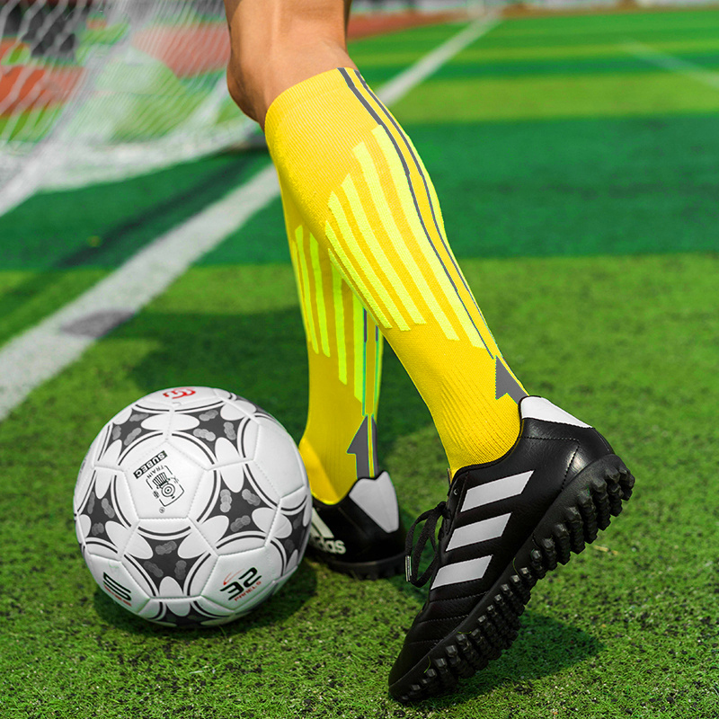Légáteresztő, gyorsan száradó futballzokni