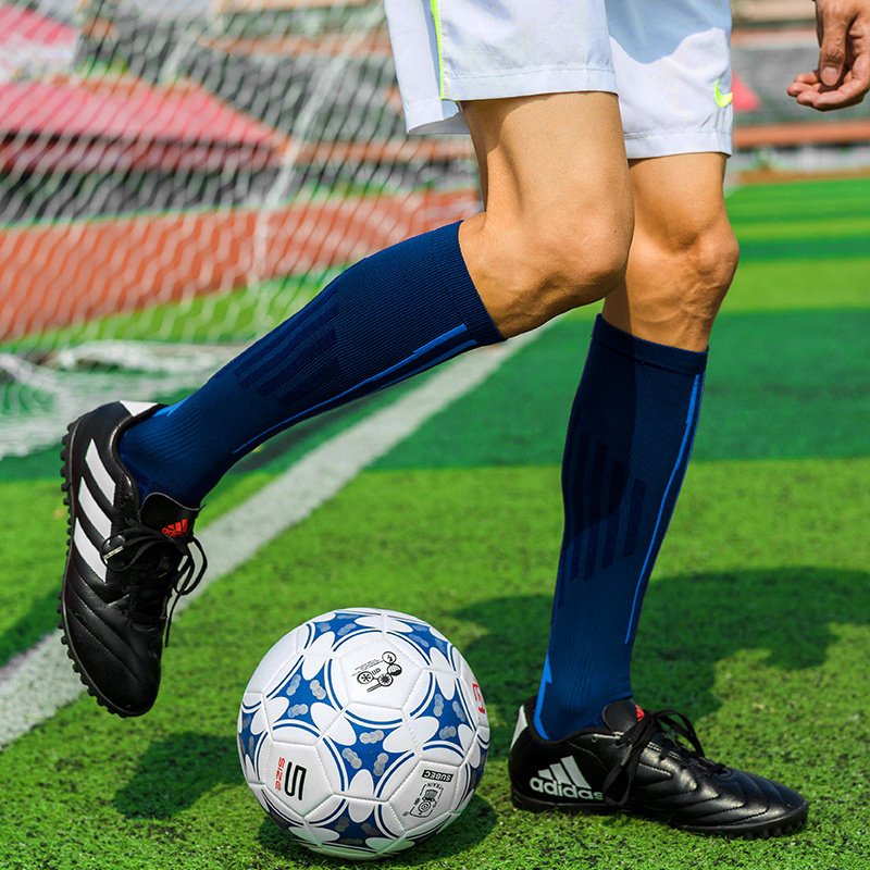 Légáteresztő, gyorsan száradó futballzokni